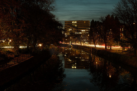 秋季狂欢摄影照片_德国柏林秋季夜间倒映在施普雷河上的建筑