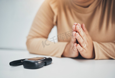 医疗验血摄影照片_糖尿病、祈祷和设备用女人的手进行医疗、疾病和验血。