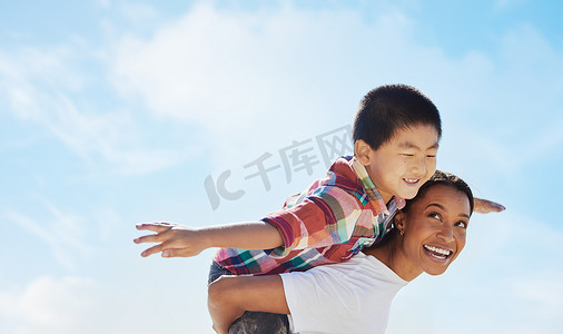 妈妈、背驮式飞机和孩子在天空中带着微笑、家庭纽带或夏季户外度假。