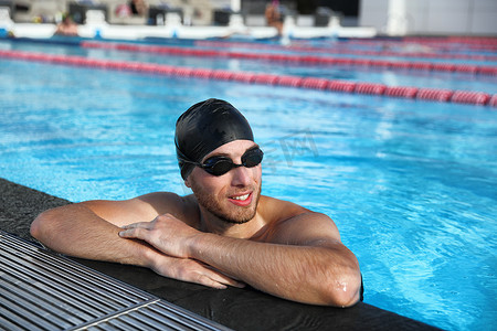 在游泳池的专业体育游泳运动员肖像。