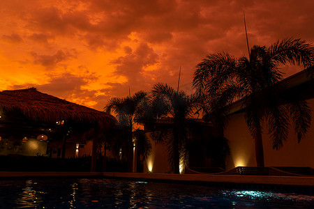 热带地区摄影照片_美丽的橙色火热日落在热带地区。