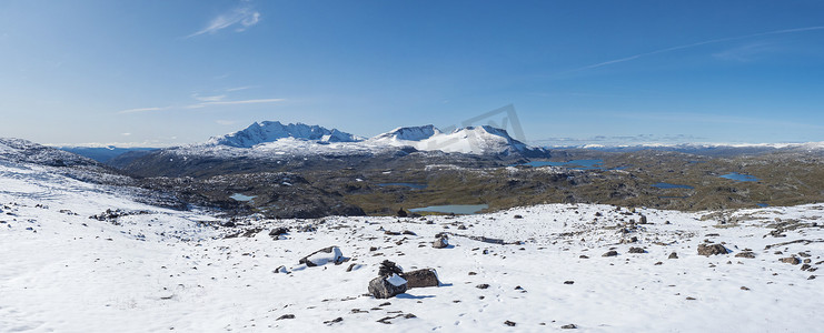 从 Krossbu 欣赏挪威西部 Jotunheimen 国家公园的 Smorstabbreen 冰川、雪山和蓝色湖泊的广阔全景