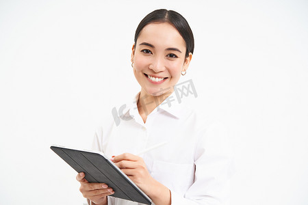 在数字平板电脑上工作的女商人肖像，为在小工具上召开会议创建图表，站在白色背景上