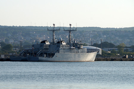 军事巡逻船在瓦尔纳海港