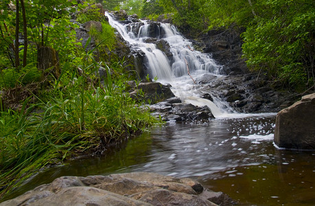 水池摄影照片_春天森林的瀑布和水池