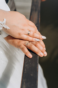 新娘的摄影照片_新娘和新郎在教堂交换结婚戒指