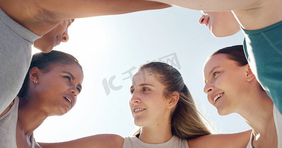 赛前与女运动员和朋友围成一圈面对面、挤在一起或组队。
