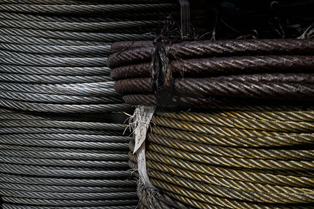 卷绕大型钢丝绳吊索或电缆吊索卷筒储存在商店中。