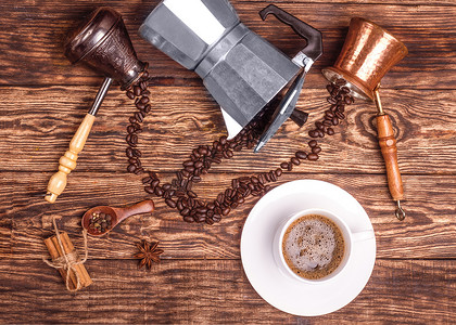 三条竖线摄影照片_木盘上的咖啡、三个咖啡壶、肉桂、茴香、咖啡豆