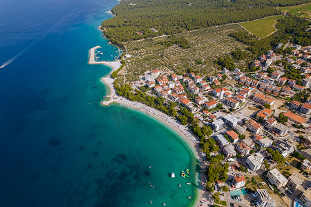 海边酒店摄影照片_从亚得里亚海附近的度假旅游小镇的高度看。