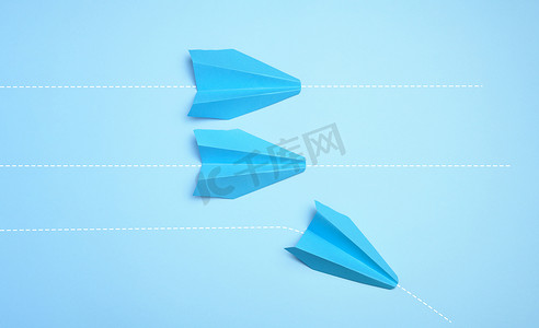 新奇创意摄影照片_三架纸飞机向前，一架横着，代表着个性和非标准思维的概念。