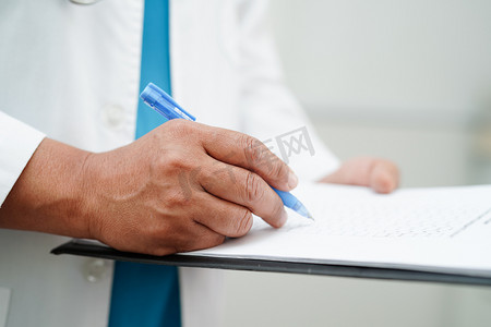 医院病人剪贴板上的医生检查和记录诊断药物。