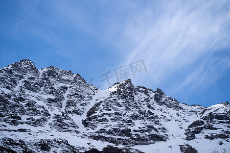 白云在斯皮蒂山谷积雪覆盖的喜马拉雅山上移动，在前往马纳利喜马偕尔邦 leh 的路上，展示了受欢迎的旅游胜地