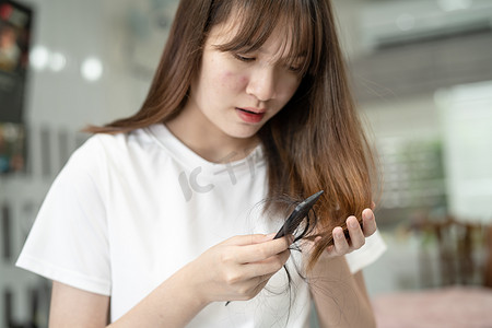 专项附加扣除摄影照片_亚洲女性在梳子刷上有长脱发的问题。