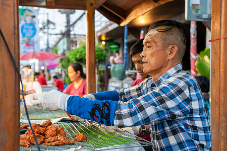 市场求职简历摄影照片_泰国的假日街头食品市场。