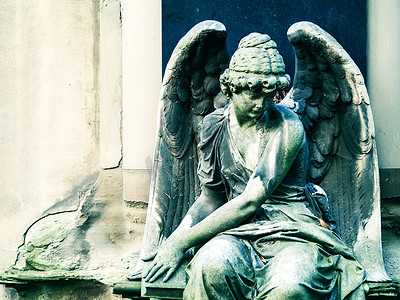 欧洲公墓上的天使雕像