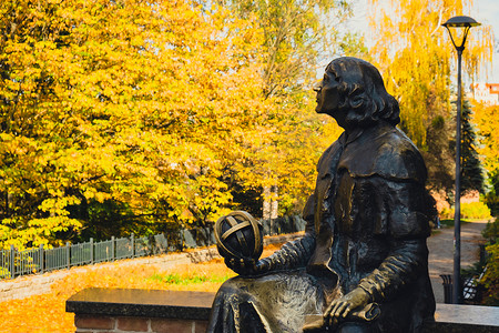 古丁摄影照片_波兰奥尔什丁 — 2022 年 10 月，尼古拉斯·哥白尼雕像在他著名的城堡附近。