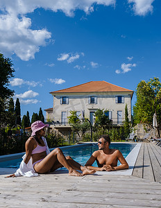 法国阿尔代什欧洲豪华度假屋游泳池里的男女情侣