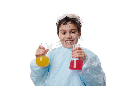 穿着实验室大衣的少年惊奇，将溶液从烧杯倒入烧瓶，观察正在进行的化学反应