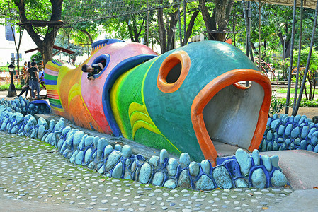 菲律宾马尼拉儿童游乐场鱼洞