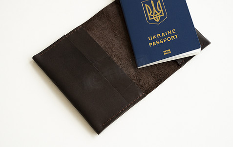 国际移民摄影照片_白色背景上有皮革封面的乌克兰护照，有选择的焦点。