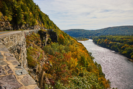 初秋，石墙和道路蜿蜒穿过特拉华河旁的悬崖和山脉