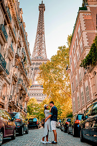 蜜月之旅摄影照片_情侣男女蜜月巴黎埃菲尔铁塔，情侣巴黎城市之旅