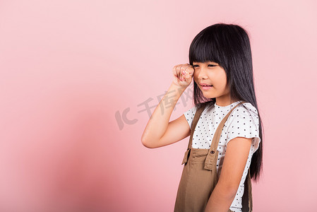 亚洲小孩 10 岁心情不好她哭着用手指擦眼泪