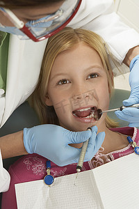 一名女牙医在诊所接受检查的少女