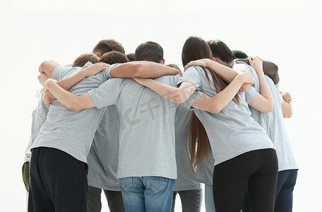 一群年轻人站成一圈互相拥抱