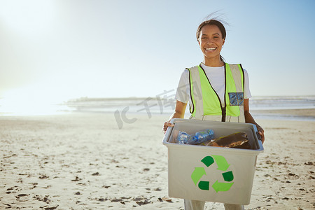 回收、塑料和女性清洁海滩，以实现可持续发展、绿色环境和生态友好的世界，并提供快乐的志愿服务肖像。