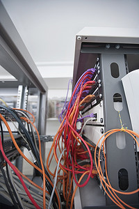 连接到服务器机房计算机网络的多色数据电缆