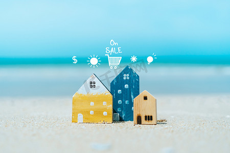 小图标金融摄影照片_购买带有自然绿色背景的小房子模型上的图标屏幕。
