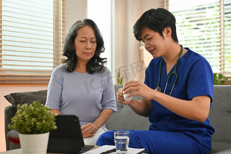 健康访客向老年患者解释药物剂量。