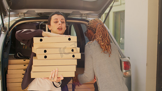 运送大量披萨盒订单的送餐员