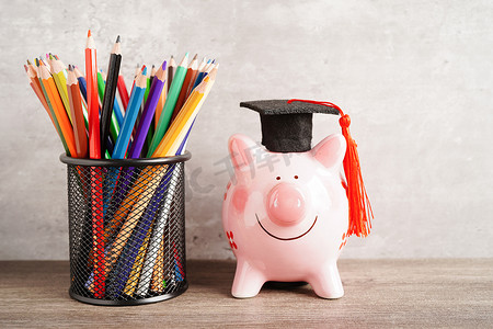 毕业帽上有彩色铅笔，书上有复印空间，学习大学教育理念。