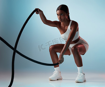 蓝色背景下的健身、女性和绳索运动、运动训练和肌肉锻炼、能量和健康。