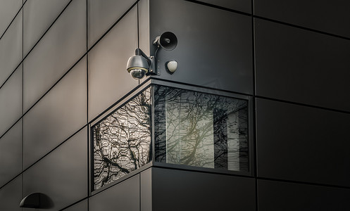 安装在现代建筑外墙上的监控摄像头。