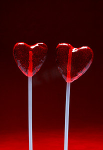 特殊的情人节摄影照片_情人节的两个心形棒棒糖