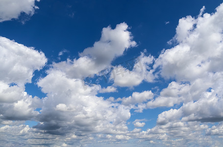 深蓝色蓝色摄影照片_深蓝色夏季 sk 中美丽蓬松的白云层