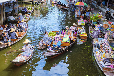 亚洲泰国摄影照片_人们在 Damnoen saduak 水上市场，曼谷泰国