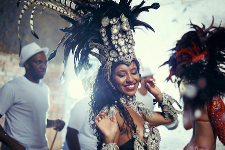 巴西的节日、狂欢节舞者和女人在音乐和社交庆典中微笑。