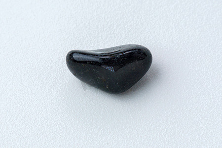 白色背景上的天然矿物岩石标本抛光黑玛瑙宝石