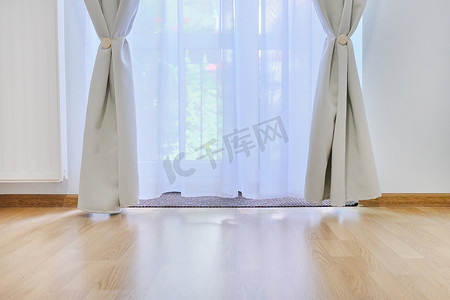 室内细节特写，带灰白窗帘的玻璃阳台门，复制空间地板