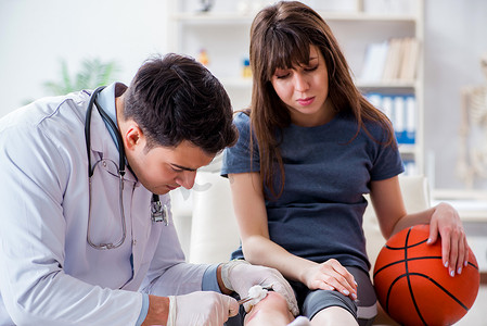 女篮球运动员受伤后去看医生
