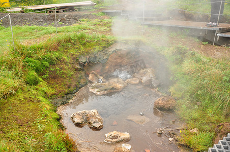 冰岛 Strokkur 间歇泉附近温泉的沸水