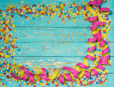 色彩缤纷的派对、生日或狂欢节庆典背景，带彩带和五彩纸屑