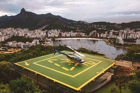 停机坪摄影照片_在直升机停机坪的直升机在里约热内卢
