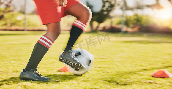 青少年比赛、速度动作游戏或动态健身比赛的运动、足球运动员和儿童练习腿。