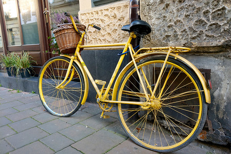 波兰弗罗茨瓦夫，2022 年 8 月 14 日：商店里明亮的旧自行车。